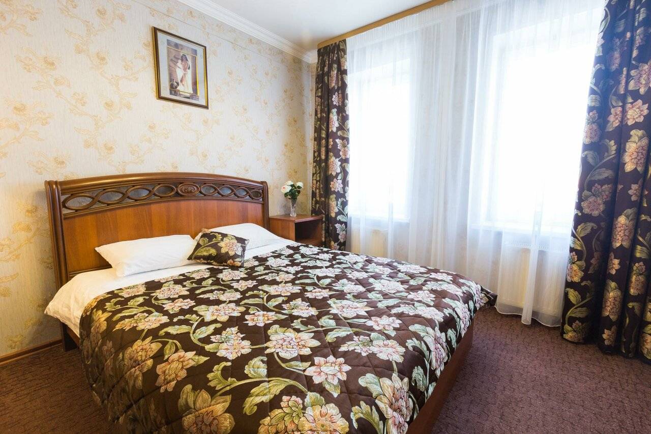 Номер стандарт с 1 двуспальной кроватью